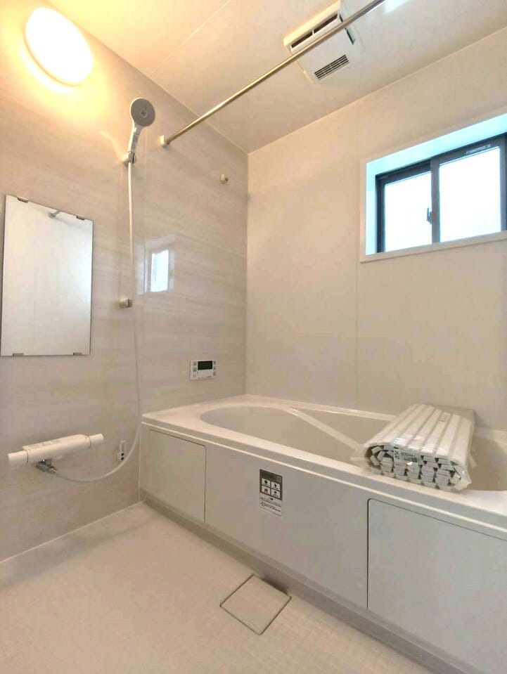 統一感のある色合いで、疲れた体をしっかりと癒す広々とした浴室です