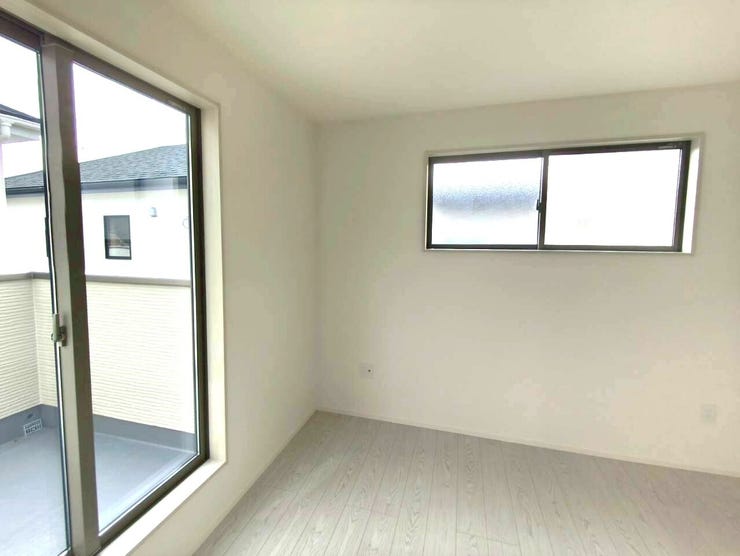 大きな窓からバルコニーにつながっており、広々とした開放的な部屋です