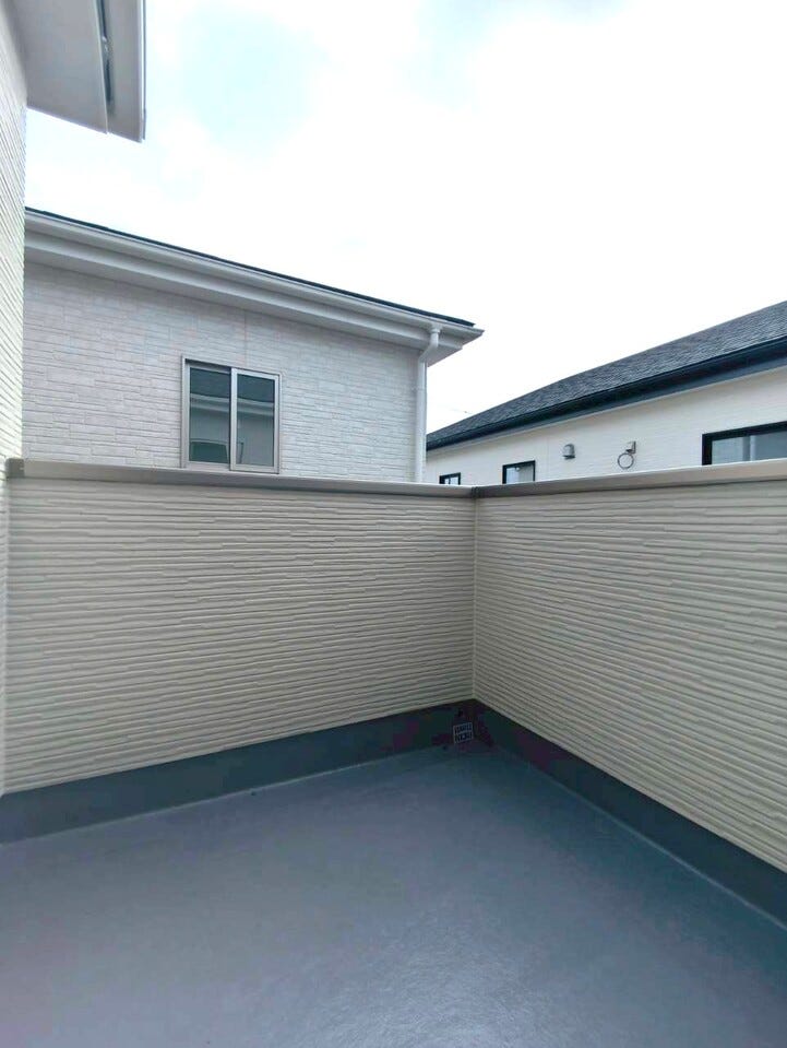 きれいな青空の下、気持ちの良い日光で洗濯物を干すことができます