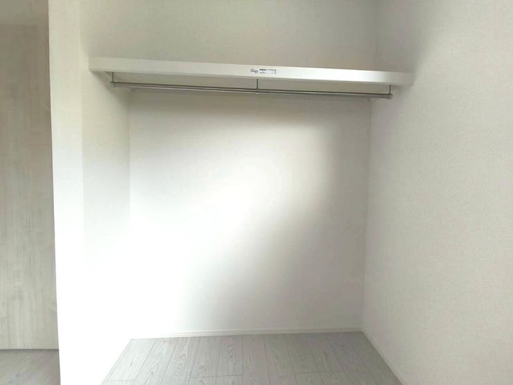 季節ものの衣類もまとめて収納できるため衣替えの手間が省けます