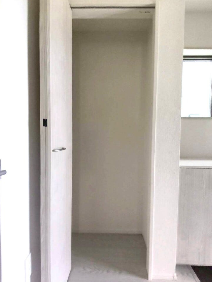 ちょっとした荷物を置いておける収納スペースです