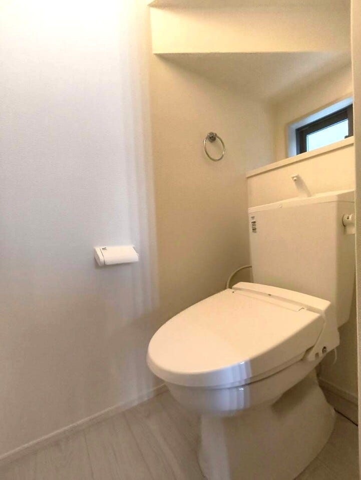 階段下のスペースを無駄なく利用したトイレです