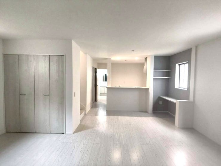 広々としたリビングでキッチンともコミュニケーションをとれる家族団らんの部屋です