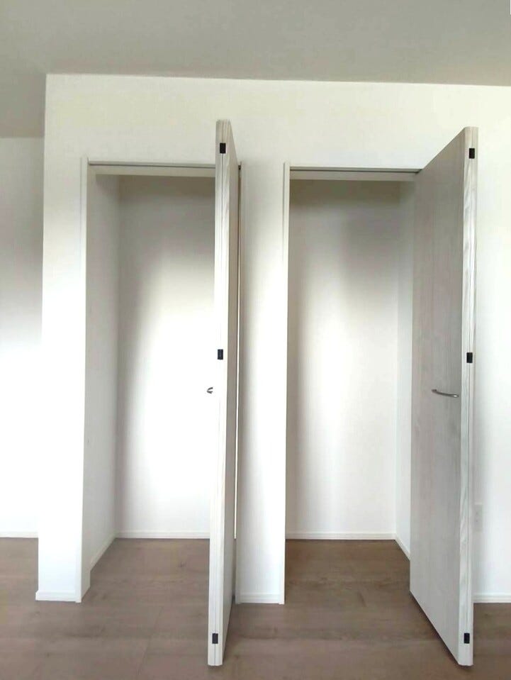 ちょっとした荷物を置いておける収納スペースです