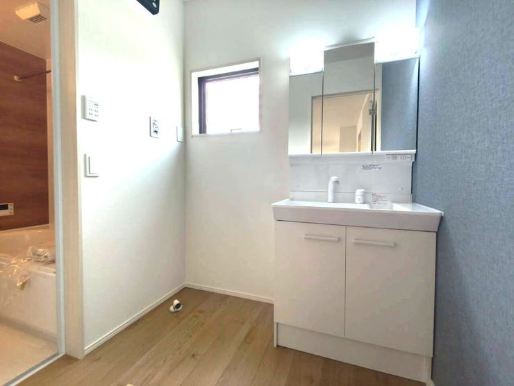 3面鏡の洗面台で身だしなみ確認〇 収納スペース〇