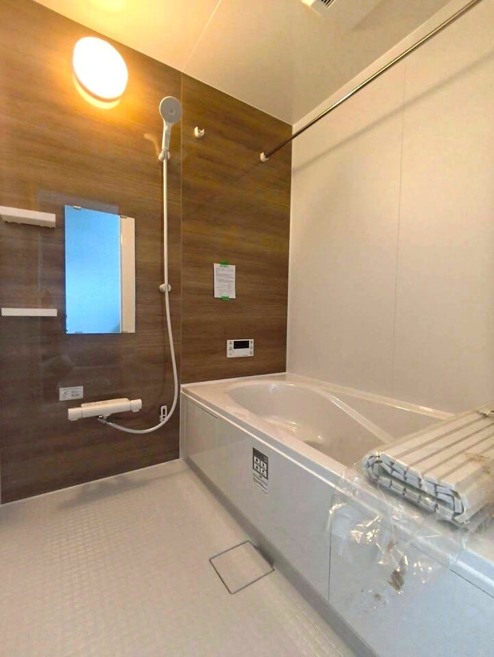 統一感のある色合いで、疲れた体をしっかりと癒す広々とした浴室です