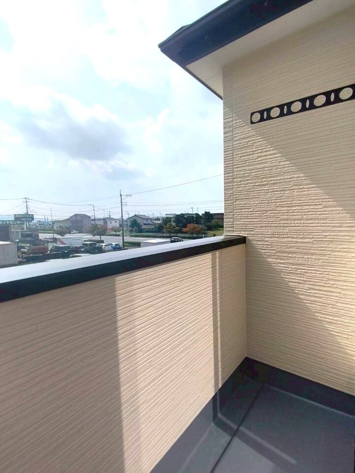 きれいな青空の下、気持ちの良い日光で洗濯物を干すことができます