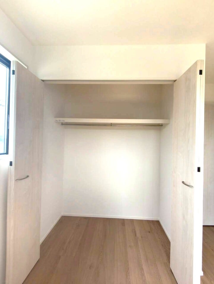 両開きのクローゼットで十分な広さがあります