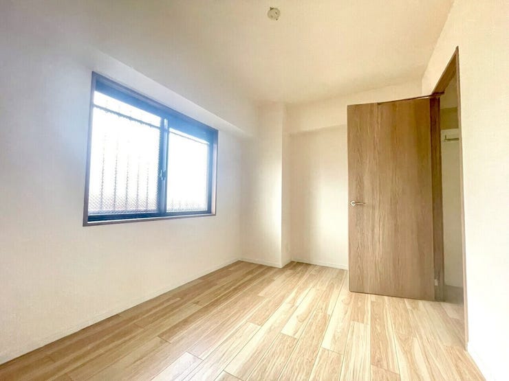 フローリングは木目調で温かみがあり、どんな家具にも馴染みやすいデザインですね♪