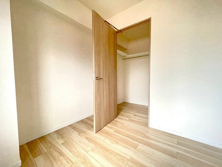 大容量のウォークインクローゼット付きのお部屋ですね♪
洋服はもちろん、季節ものの家電やスーツケースなどもたっぷり収納できます。お部屋をすっきりと広く使えるのが嬉しいポイント!