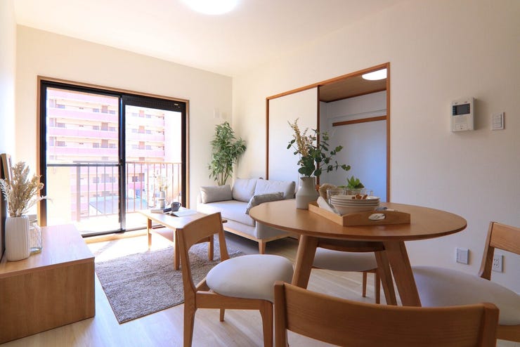 陽だまりの中で読書やティータイムを楽しめます。