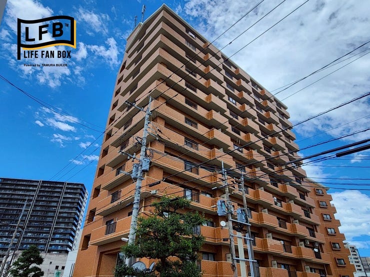 青空に映える、どっしりとした佇まいのマンションですね♪