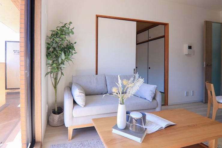 モダンな家具が映える洗練された室内デザイン。