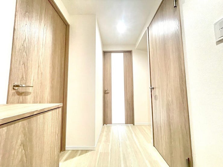 木のぬくもりを感じる、温かい雰囲気の廊下ですね♪
日々の疲れを癒してくれるような、ホッとできる空間が広がっています!
あなただけのくつろぎの空間を、このお部屋で見つけませんか?