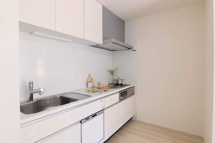 明るく清潔感あふれるキッチンですね♪
広いシンクで、お料理もはかどりますね♪