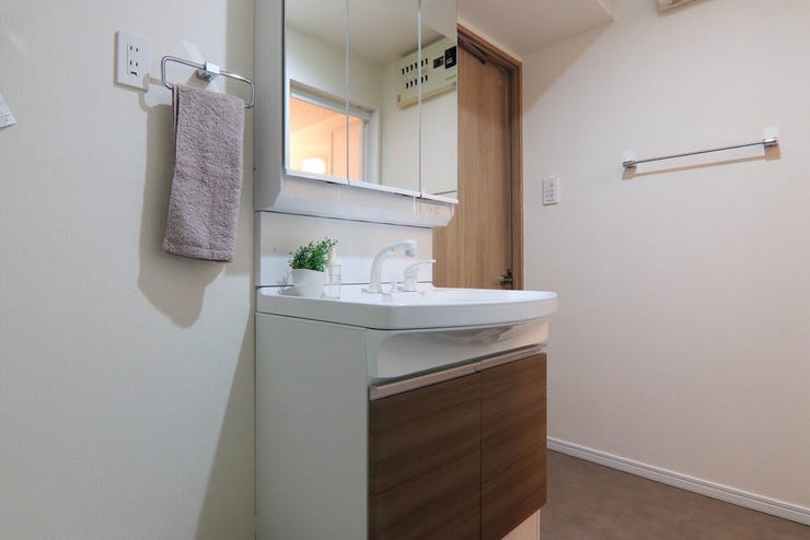 明るく広々とした独立洗面台ですね♪
鏡裏には収納スペースがあり、化粧品や洗面用具をすっきり整理できます!