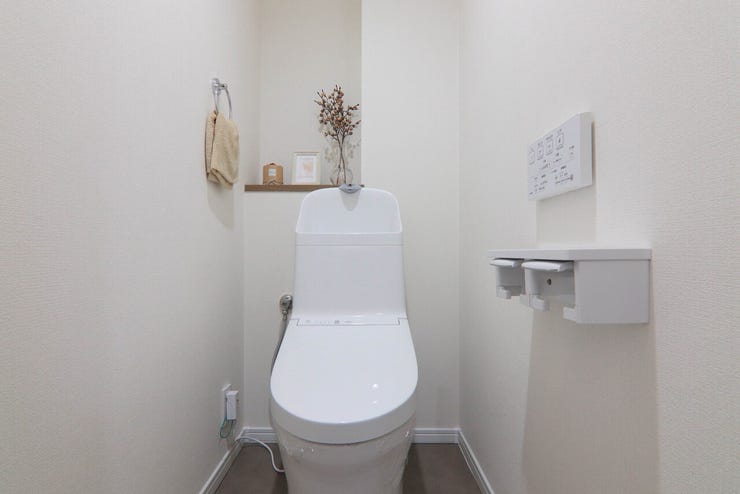 清潔感のあるトイレですね♪
温水洗浄機能付きで、一年中快適にご利用いただけます!