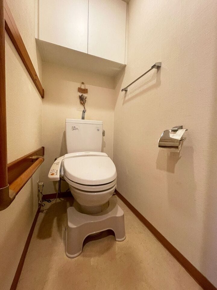収納や手すりなど利便性の高いお手洗いになっております。