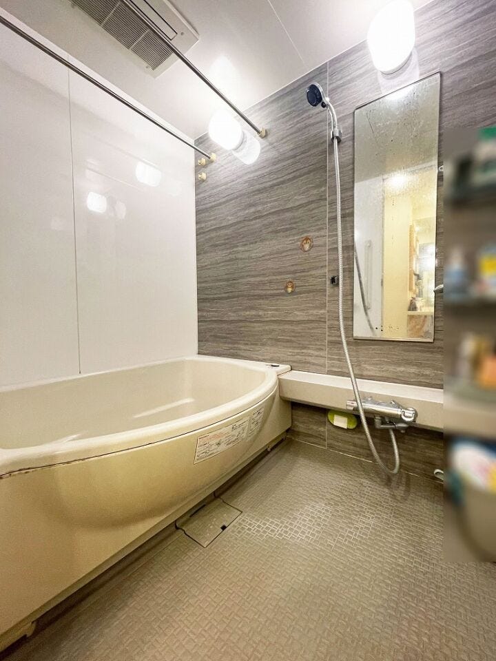 ゆったりおくつろぎ頂ける広めの浴室です。