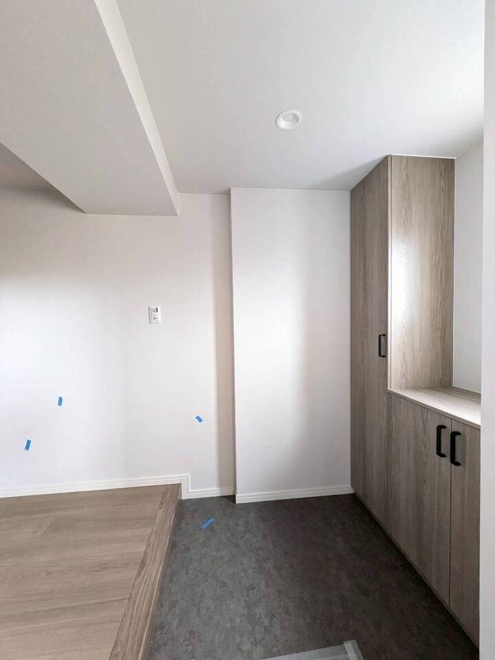 玄関には窓があるため開けて換気することで、玄関にこもりがちな湿気や臭いを効率よく排出できます。