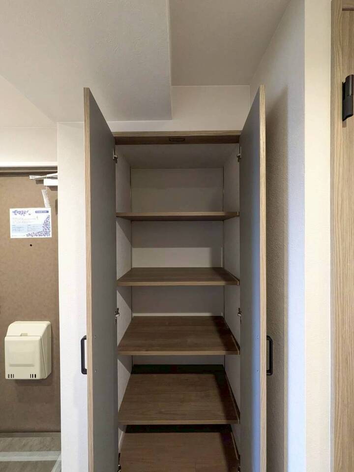 大容量のシューズボックスで靴の種類や季節に応じて多くの靴を収納でき、家族全員分の靴を一箇所にまとめて管理できます。