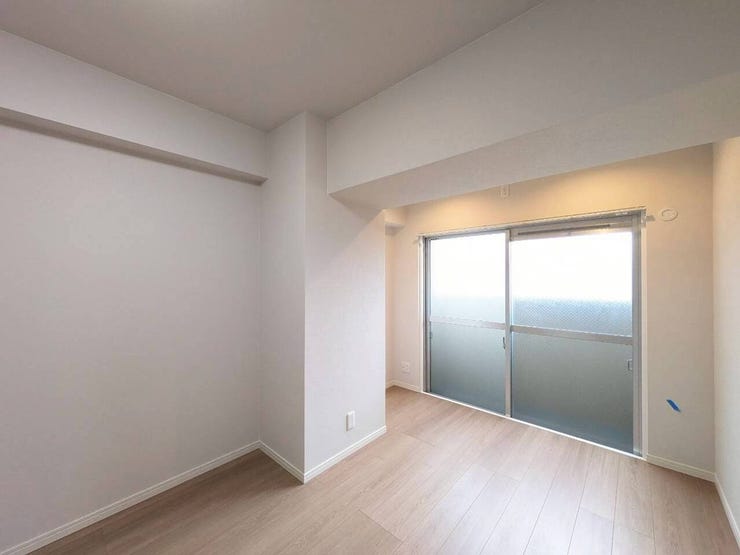 約6帖の洋室は部屋の広さが適度なため、家具の配置やインテリアデザインがしやすく、狭すぎず広すぎない居心地の良い空間を作れます。