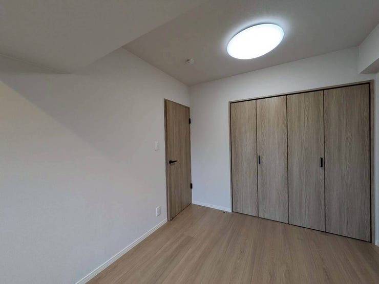 扉付きのクローゼットは中を隠せるため、生活感を抑えた洗練された印象を保ちやすいです。