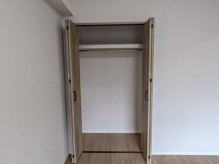 棚やハンガーラック、引き出しを設置するなど、自分の収納スタイルに合わせた使い方が可能です。