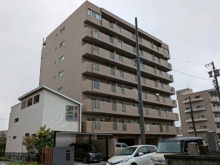 地上8階建てのマンションです。