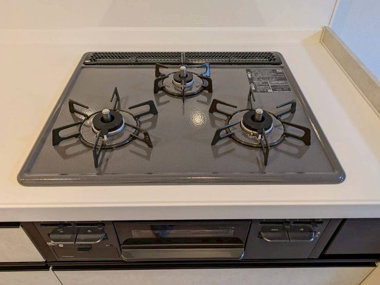 三口コンロは大人数分の料理を手早く準備する際に便利です。大家族の方やパーティーやイベントのときにも活躍します。