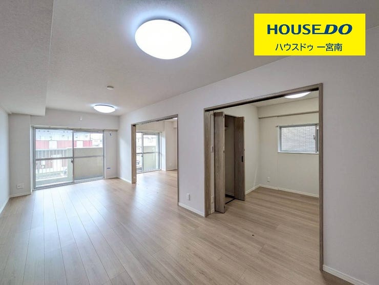 【リビング】
広いLDKはホームパーティなども開催しやすく、人を呼んで楽しい時間を過ごせます♪