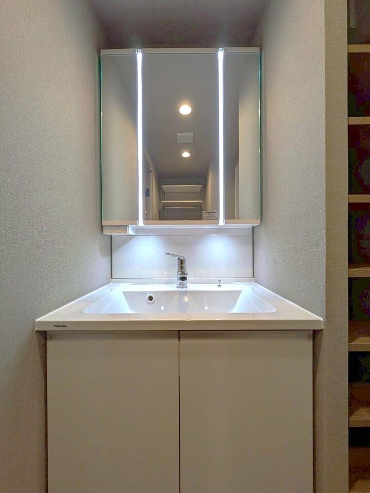 三面鏡付き洗面台は合わせ鏡ができるので、後ろの髪型までチェックできます♪