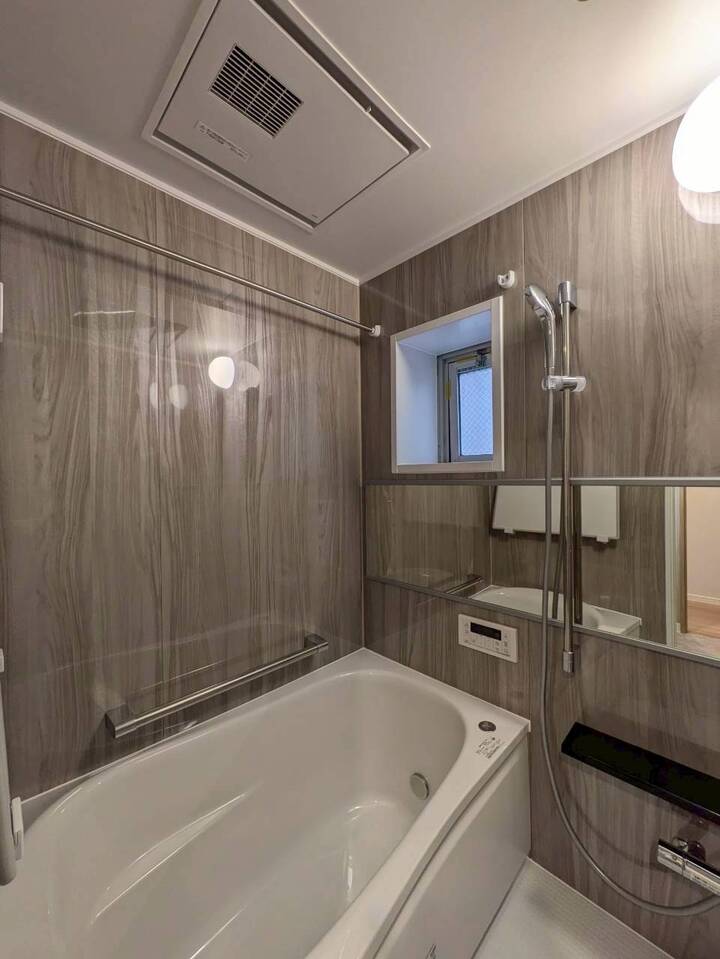 浴室に窓があるため定期的に換気ができ、湿気を逃がしてカビを防止することができます。