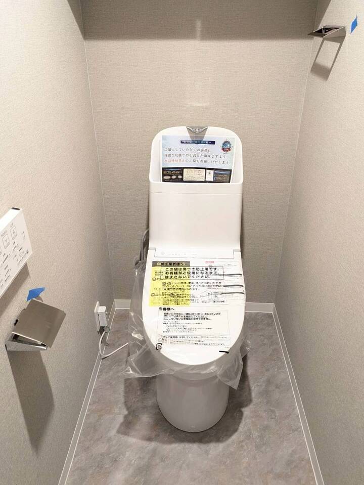 温水洗浄便座はトイレットペーパーの使用量を減らせるため、肌への負担が軽減され、特に敏感肌の方に適しています!