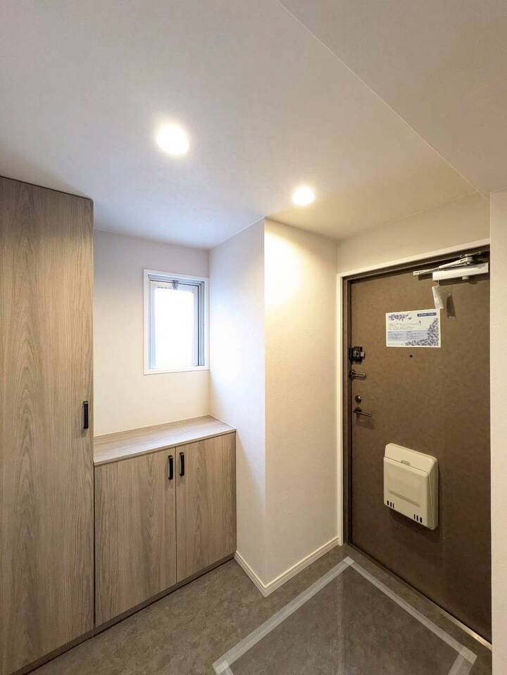 玄関にはダウンライトを採用しており、空間を広く感じさせます。