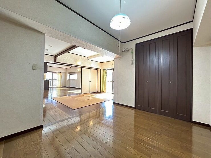 洋室の扉を開けると開放感ある和洋室へと続きます