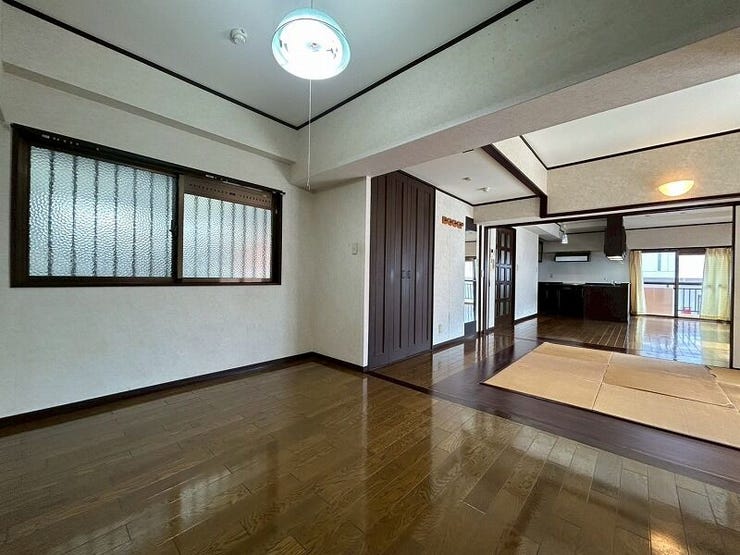 洋室の扉を開けると開放感ある和洋室へと続きます