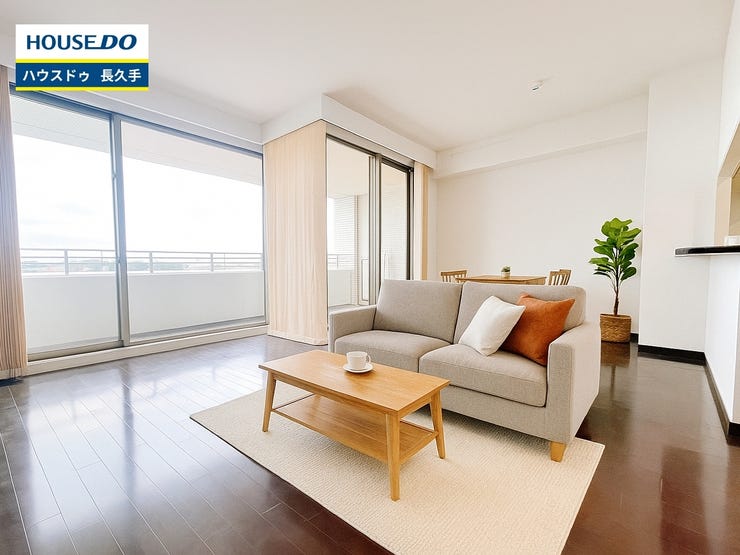 【外観】
家具はCG
お住まい購入に向けての『質問』・『疑問』。具体的に何を準備をして進めたらいいのか?些細な事でも何でも質問して下さい。安心してお住まいが購入出来るようサポート致します!