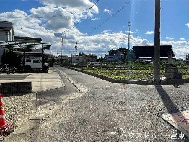 ≪南側東向き 幅約3.3m≫
道路の幅員が4m未満の場合は、建築基準法によりセットバック(道路の境界線から一定の距離だけ後退させること)が必要と定められています。