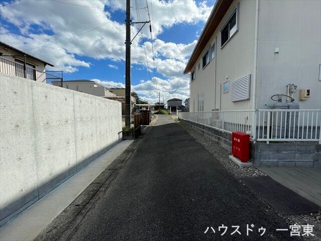 ≪北側東向き 幅約3.4m≫
道路の幅員が4m未満の場合は、建築基準法によりセットバック(道路の境界線から一定の距離だけ後退させること)が必要と定められています。