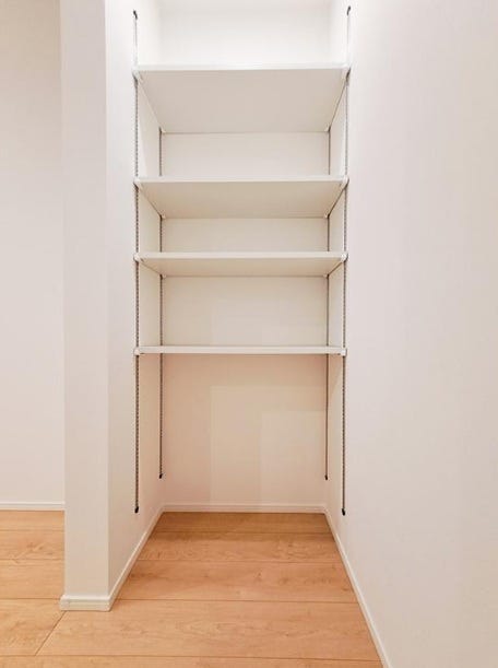 パントリー
食材や日用品が片づけられる便利なパントリー。扉付きで生活感を隠せすっきりとした空間に。