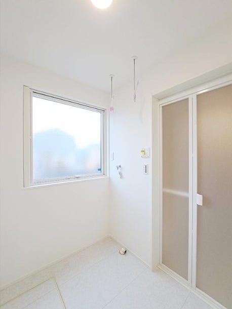 ドライルーム兼脱衣室
物干し金具つき。毎日のお部屋干しもラクラクです。