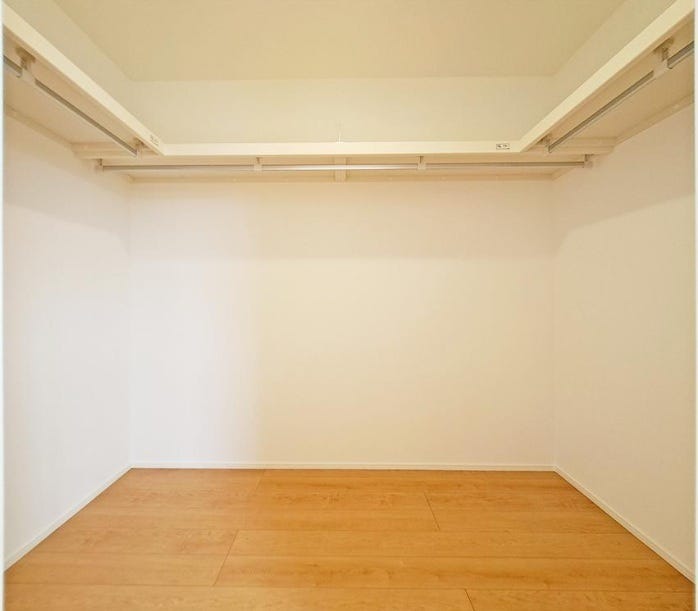 ウォークインクローゼット×2
ゆとりあるウォークインクローゼットで、衣替えいらずの快適収納。季節ごとの洋服もたっぷりしまえて、暮らしがもっとスムーズに。