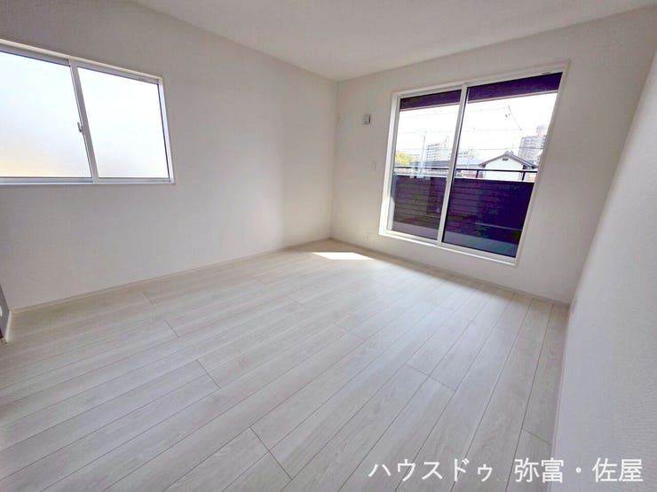 バルコニーに面した約7帖の明るい洋室!