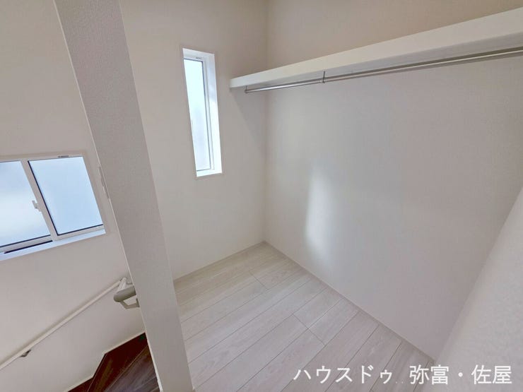 2階ホールにファミリークローゼット有り!家族全員分の衣類や荷物を収納できます(^^)