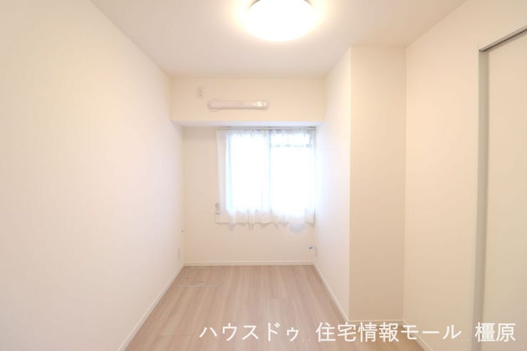 【約4.8帖】こちらのお部屋もクロス・フローリング貼替済です。