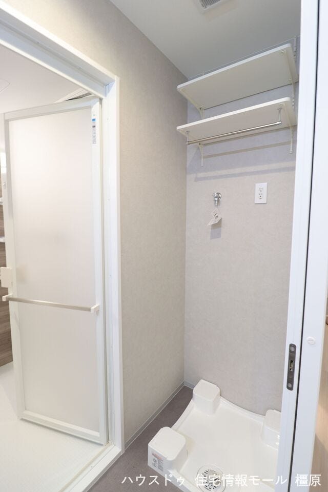 洗濯機置き場上に整理棚を設置しました