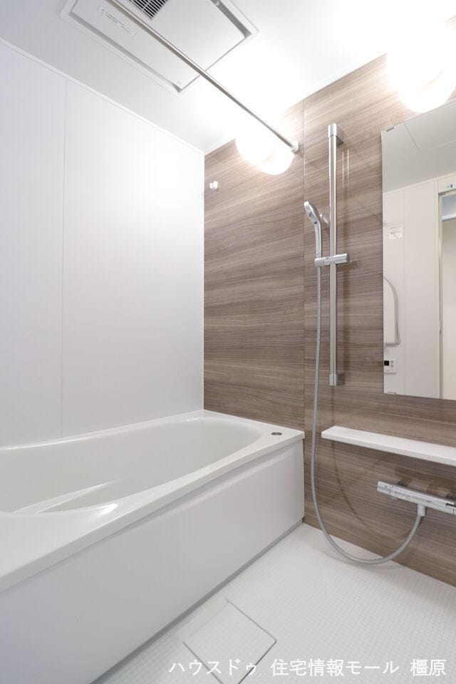 浴槽だけでなく壁・天井まで一式新調!足をのばしておくつろぎください