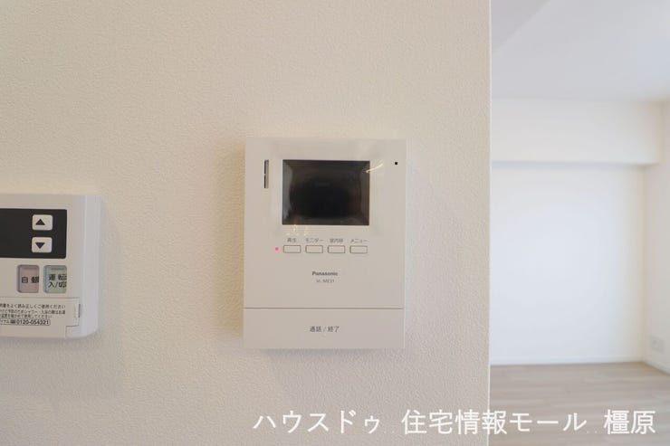 来訪者の顔を見ながら対応できるので、お子様だけの留守番も安心です。