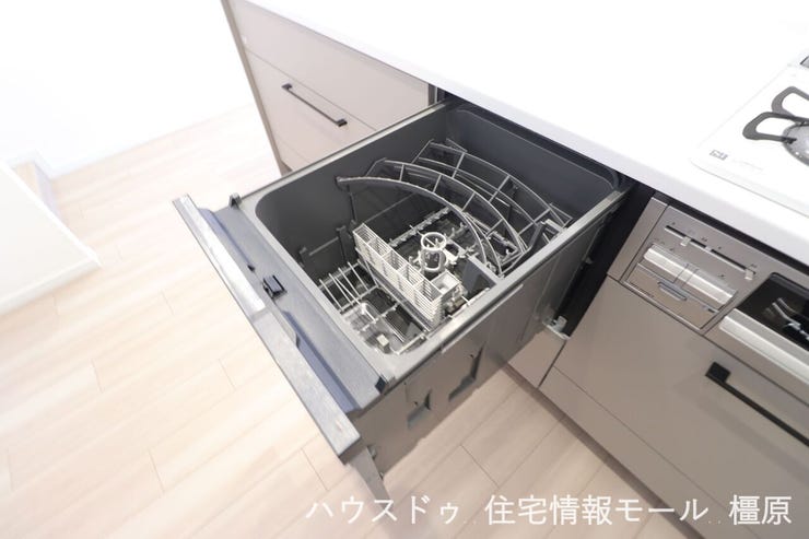 食器洗浄乾燥機を完備。高温のお湯と水圧で洗浄し、手洗いよりも清潔です。